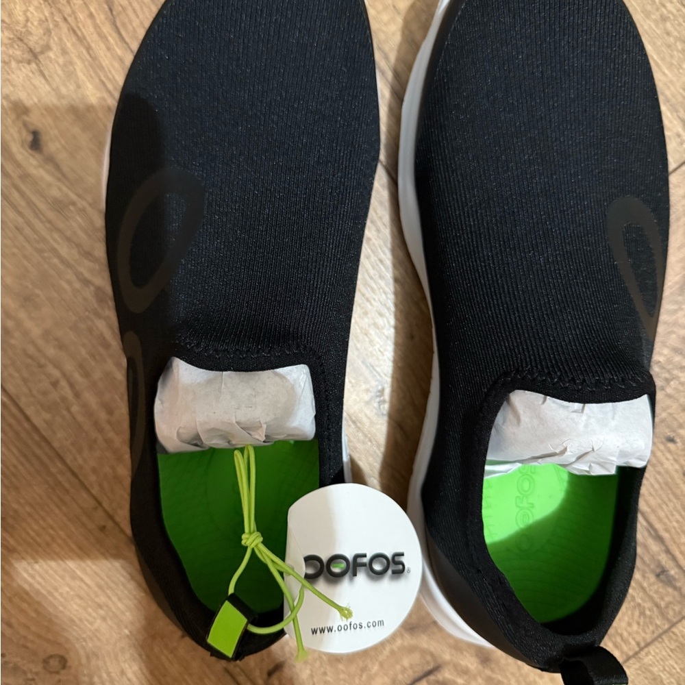 OOFOS Black with white soles Slip-On Shoes. Men’s 8 ladies 9.5